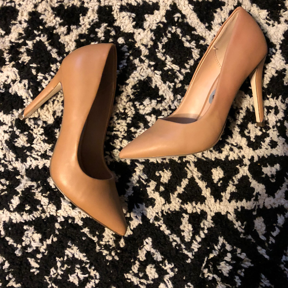 Nude Pumps